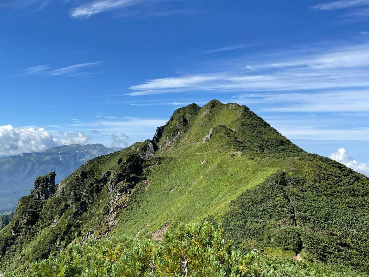 ニセイカウシュッペ山往復 | 切り立つ絶壁「大槍」を眺めながら細長い尾根を辿るの写真
