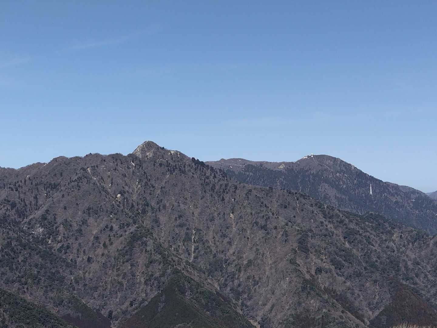 北の頭に着きました。
鎌ケ岳と御在所岳がドーンと
迎えてくれました😆