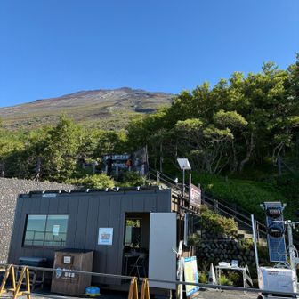 水が塚駐車場からシャトルバスに乗って富士宮口五合目に到着