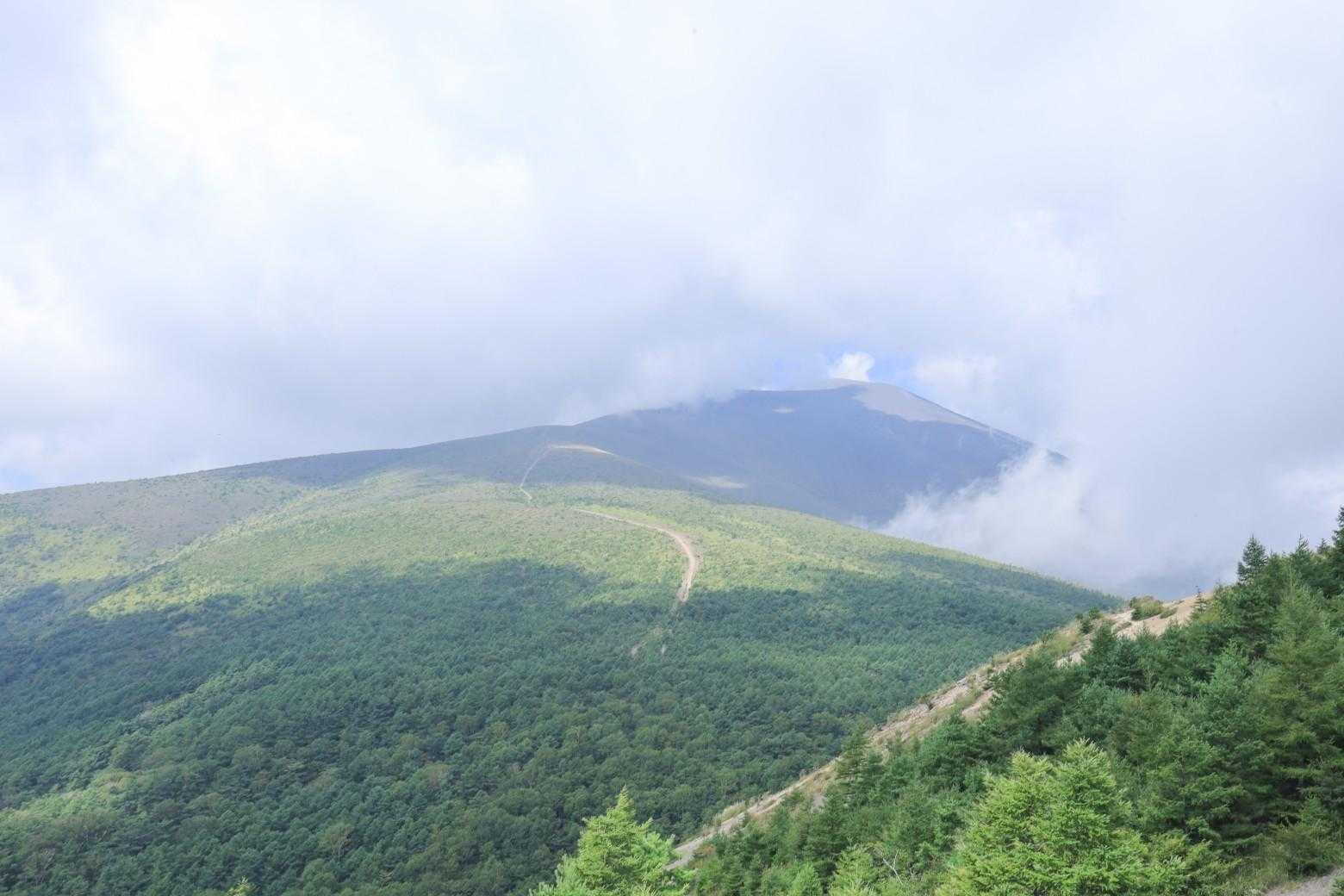 雲に覆われている浅間山
