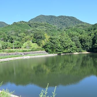 大池と二上山