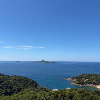 高島。手前の砂浜は栗の浦浜