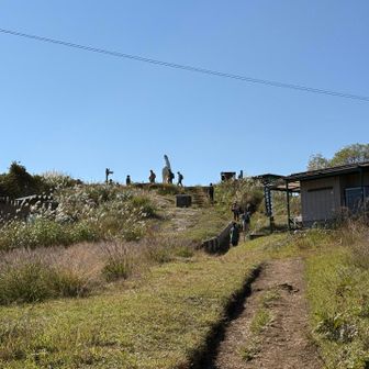 向こうに見えるのは陣馬山の山頂。その手前には信玄茶屋。山頂の白馬の像が見える。