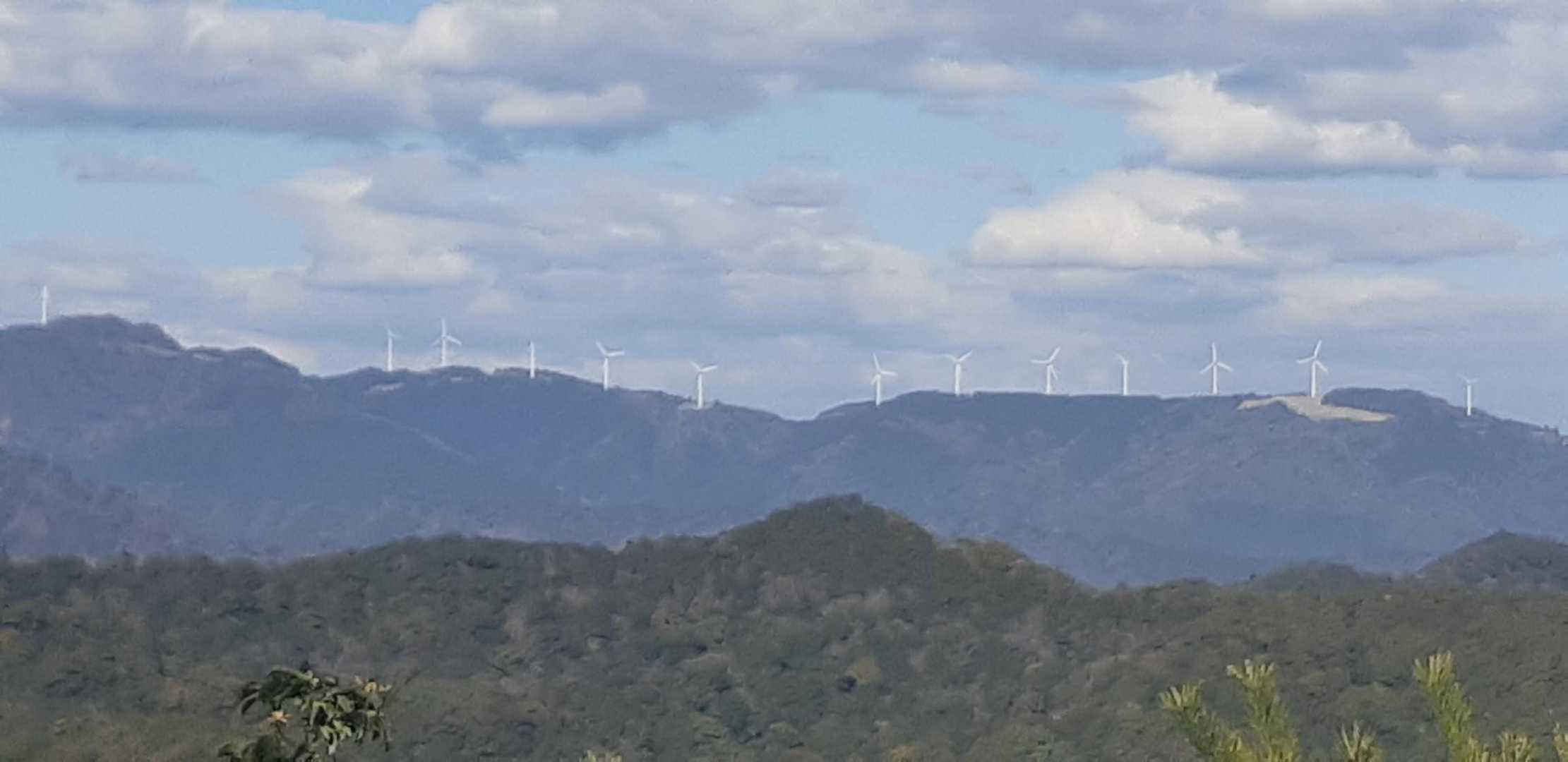 獅子ヶ岳・・風車が沢山見えます