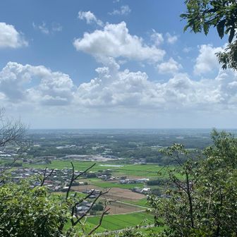 関東平野。
筑波山とか見えるはずだけど、霞んでいて分からない。