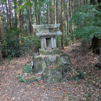 山頂付近にある宮地岳神社