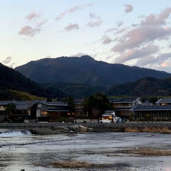 愛宕山

補足：愛宕山が歴史の舞台に登場したエピソード

戦国時代　明智光秀は本能寺の変の直前、愛宕山の白雲寺で連歌会を催し、「ときは今 あめが下知る 五月哉」という発句を詠みました。「とき（土岐氏）」が「天（あめ）の下」を治めるという、天下取りの決意（謀反の意）が込められた句とされています。光秀はその後、勝軍地蔵に戦勝を祈願して山を下り、亀山から本能寺へと出陣して信長を討ちました🏯・・・とのこと。
