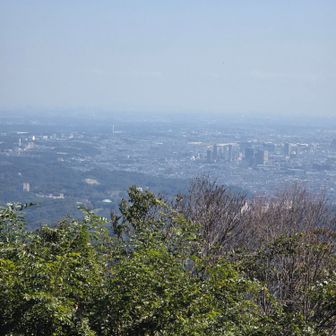 向こうは八王子の町かいや立川か、ようわからん。