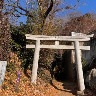 白雲橋ルートは神社の横を通っていきます