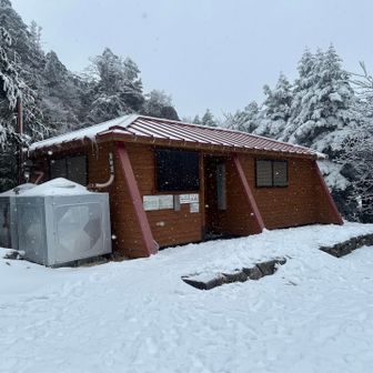 立派です。
マット、毛布などあって泊まれます