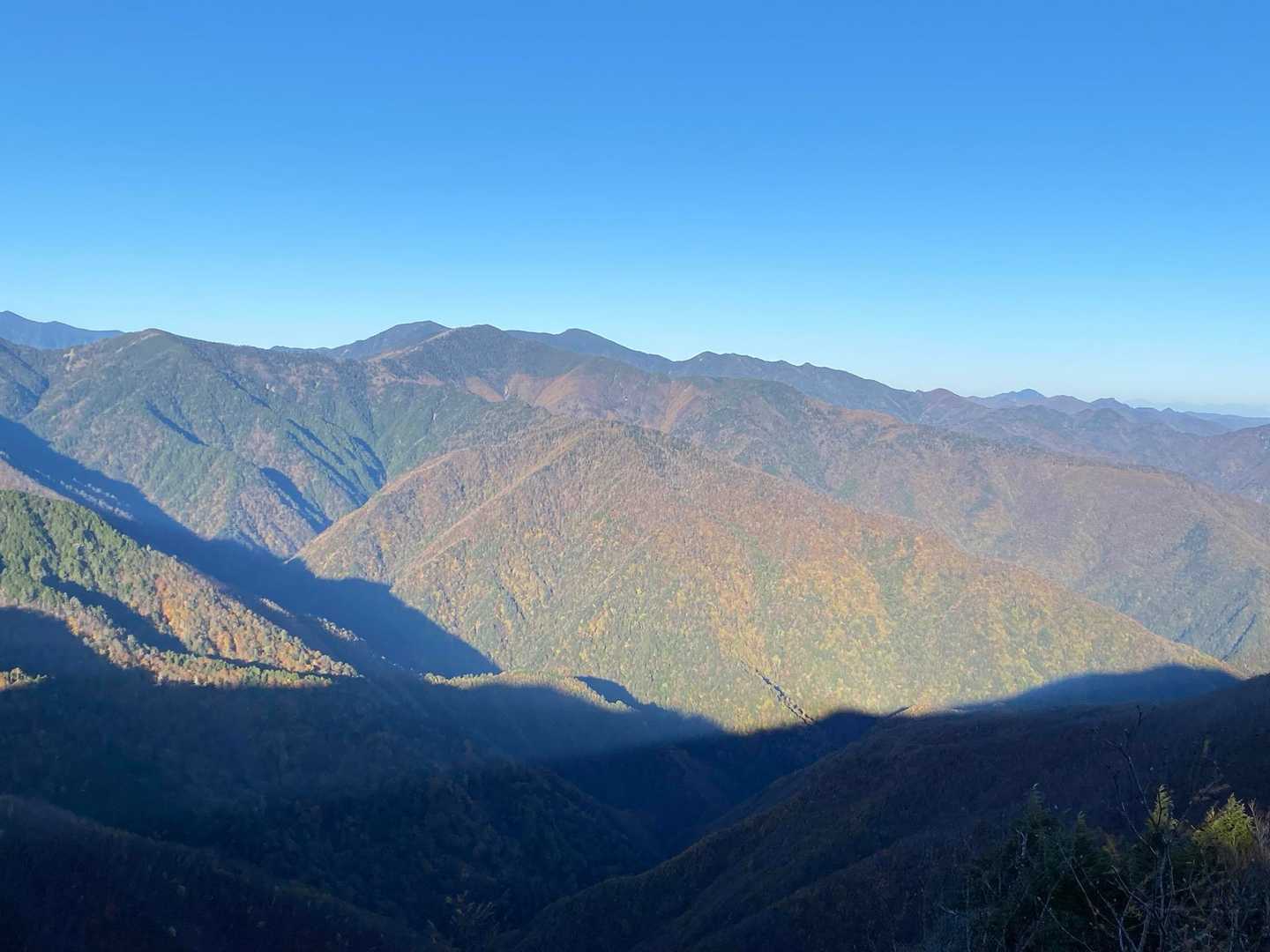めっちゃ紅葉🍁してるが、山がデカすぎて　画像で伝わず残念😢
