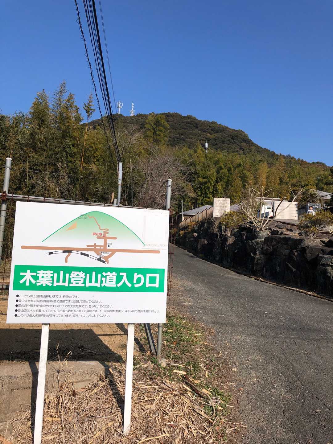 しばらく林道を歩きます。