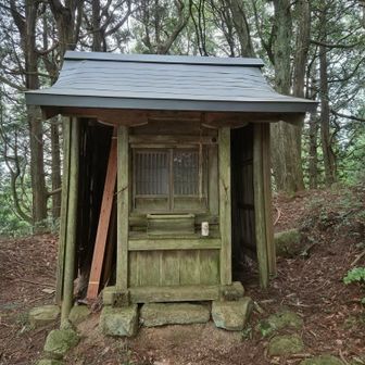油日岳頂上におわした岳大明神ー油日神社の奥宮かもしれません。