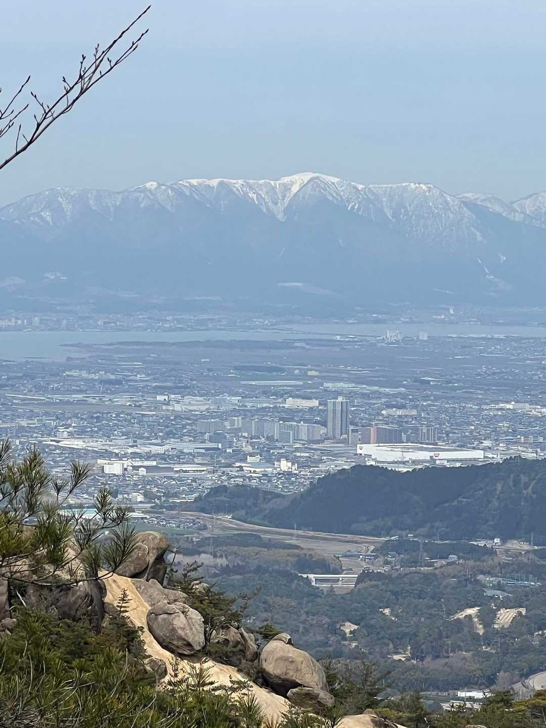 雪が残る比良山系