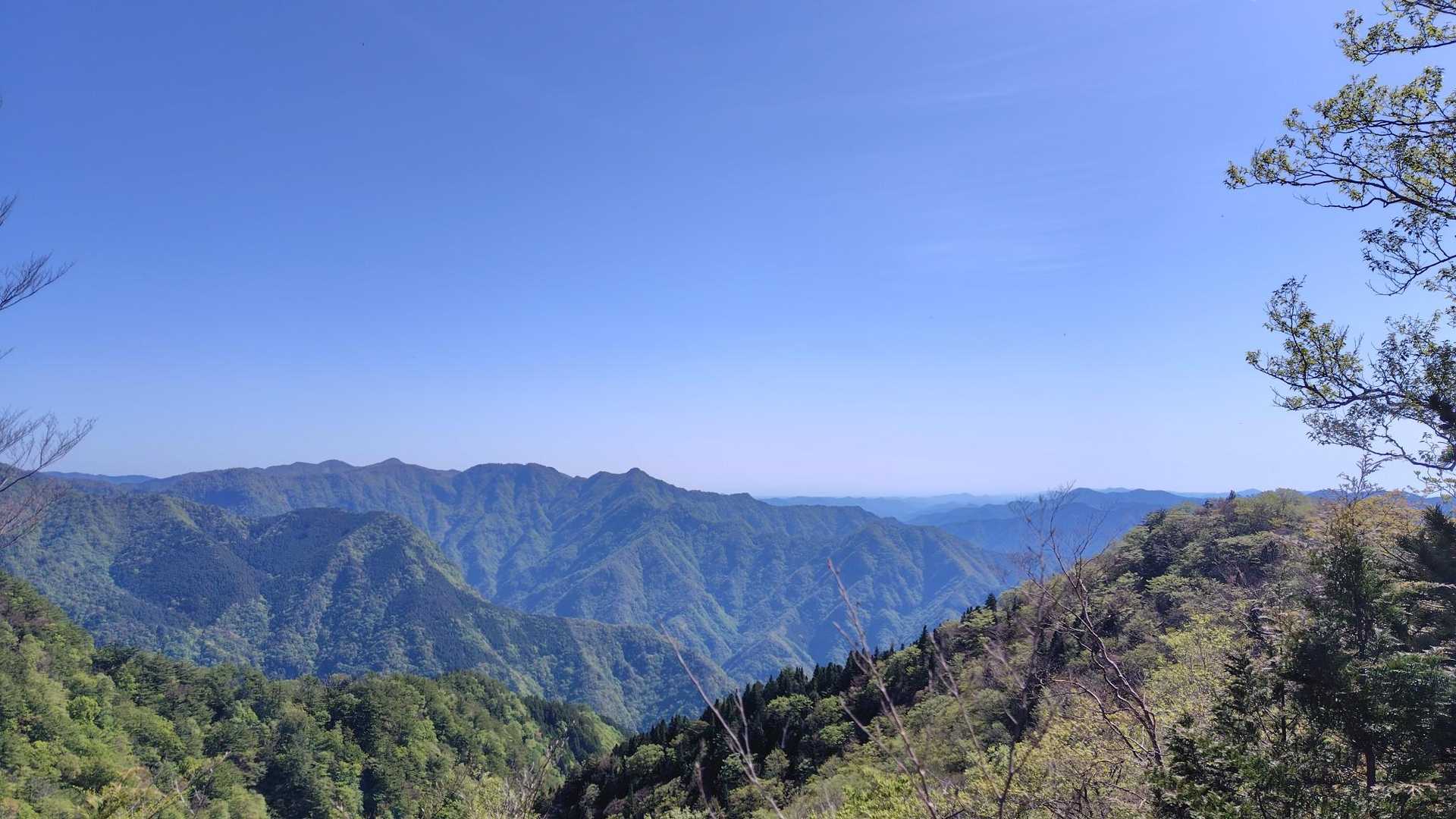 来た方向の西側は
古ヶ丸山どころか
獅子ヶ岳や伊勢湾も見える