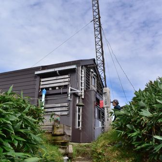 急登を登り切って駒の小屋へ到着。かなりきつい💦