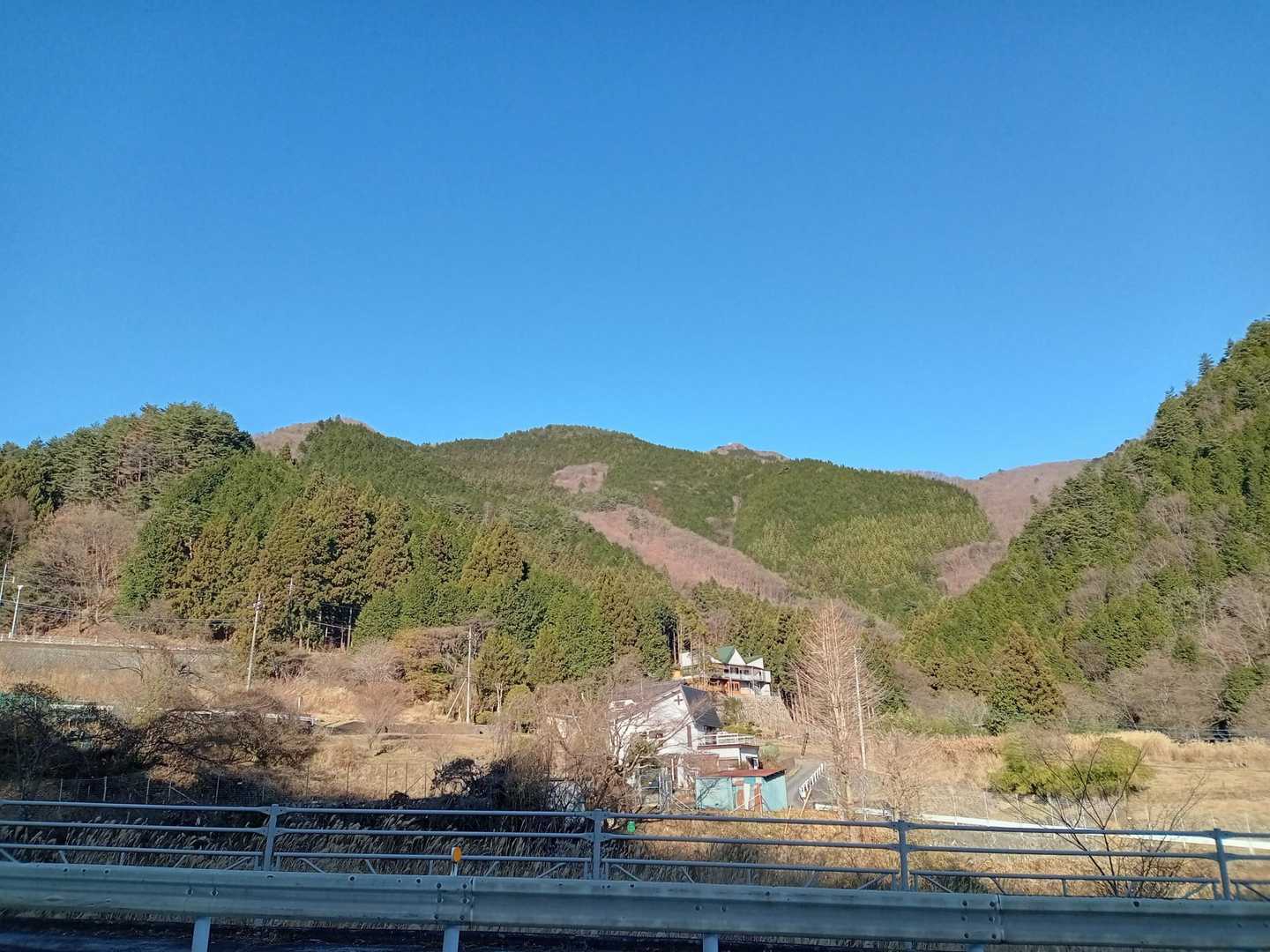 笹子駅から登山道へ、およそ2.5kmの一般道を歩きました。
良いアップになりました😆