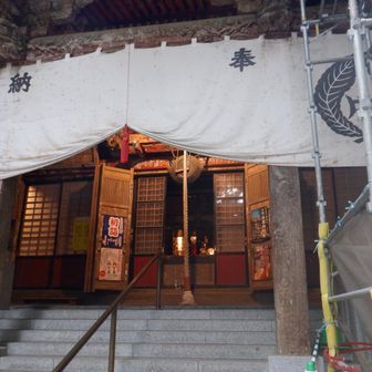 満願寺。お詣りの方がいっぱい。