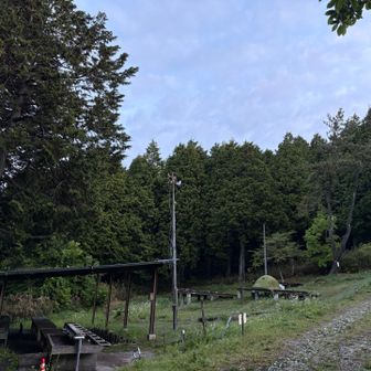 ソロ（笑）
テント撤収の時に夜露に濡れた台の板に乗ろうとして置いた足がツルッと滑って、左足の脛を角で強打😭また脚を傷つけてしまった。。。