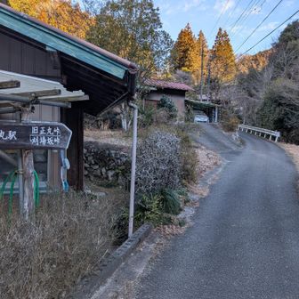 この道標からさらに集落の奥へと。