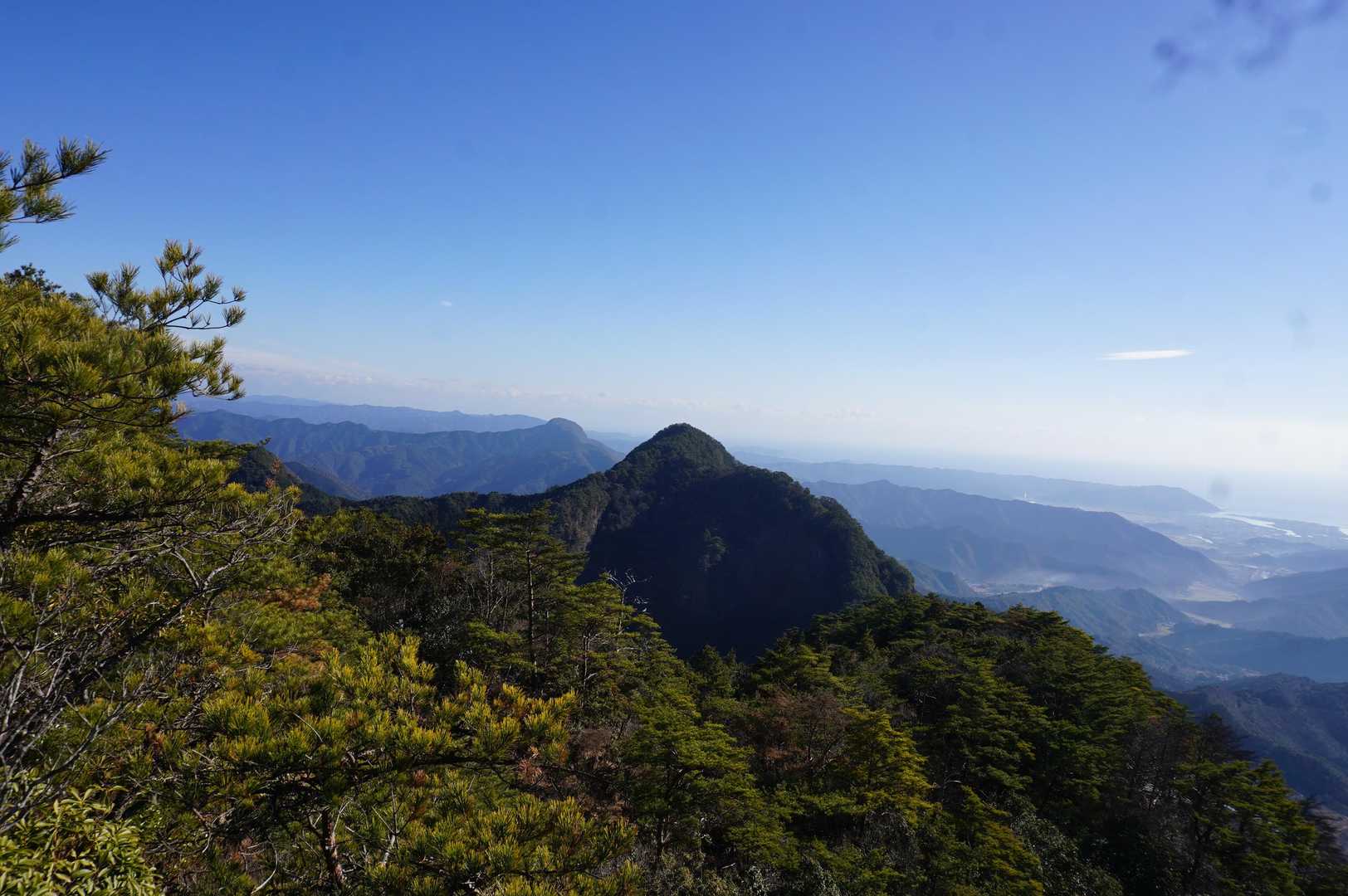 山頂の東方向、雌岳の奥に可愛岳