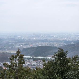 多峯主山山頂からは、町並みが望めましたが、富士山や都心は霞の中でした。