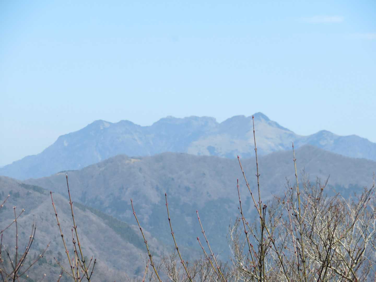 山頂手前から見る石鎚山