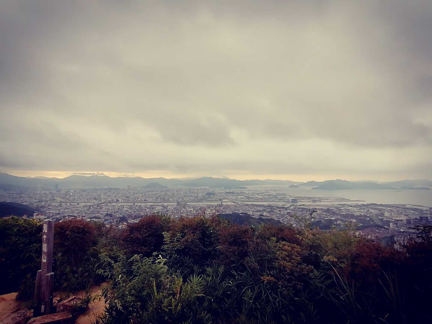あゝ〜今日も広島の街は平和です♪
どんより（どん君）朝だけどｱﾂｱﾂ🥵