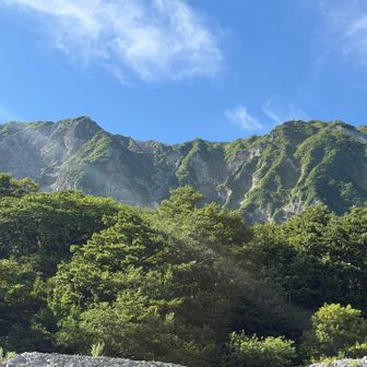 やっと下までの階段地獄は終盤となり
大山を北から見上げます