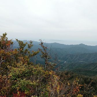 かすんで見えませんが粟島がみえてました