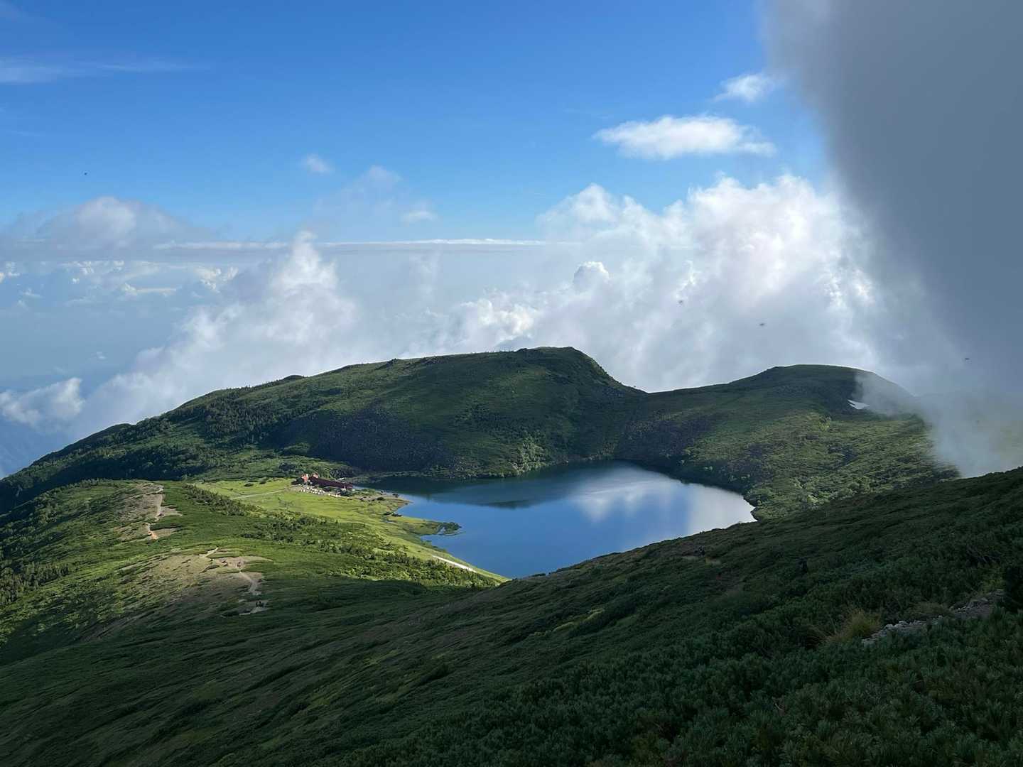 白馬大池
ここの小屋も良さそう✨
絶景もここらで見納めで、一気に蓮華温泉
へ下山です。
今回もいい山旅だったなぁ☺️
また来れるようにがんばろっと💪

下山後も蓮華温泉♨️に入って長い長い時間かけて帰りました🚗