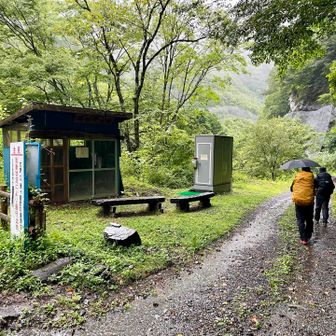 易老渡の待合室で雨宿りしたけど、なかなか雨は止まない😂諦めてレイン装備でスタート！