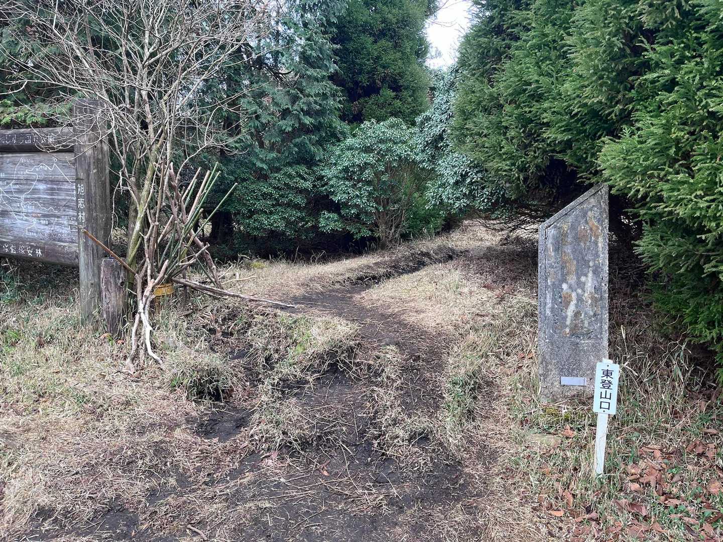 鞍岳はこちらへ。