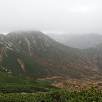 写真だと厳しいですね。。
鷲羽岳を降りたV字の少し右側に、今回のチルの旅一番の目的、三俣山荘があります！