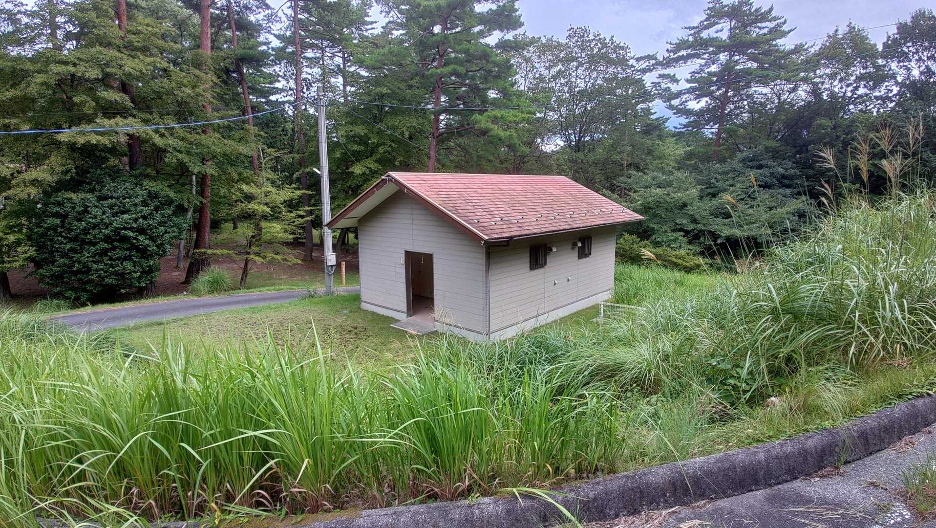 県央の森のキャンプ場にトイレ有り