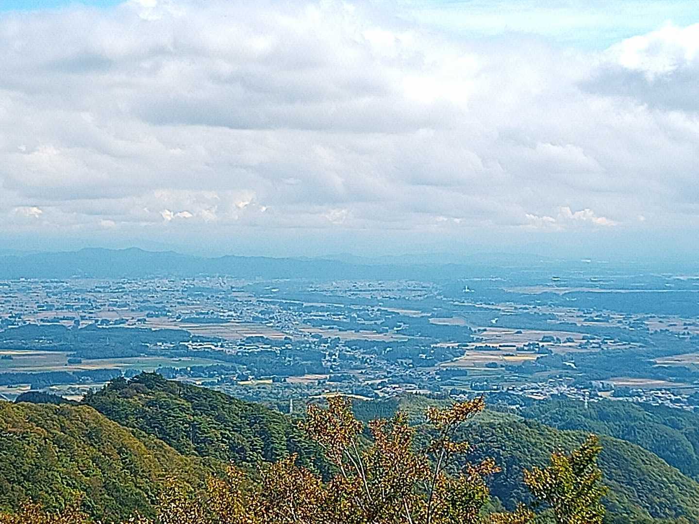 山頂からの眺め。
国見山、珊瑚岳の方向だそうです。