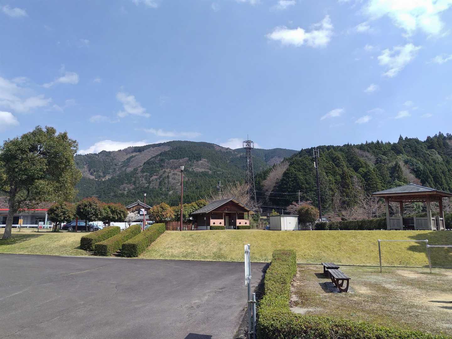 駐車場に戻りました
トイレ🚻の向こうの山が登った能登ヶ峰だと思います
あと1週間位で千本桜は見頃やと思われます！
今日もありがとうございました🙇