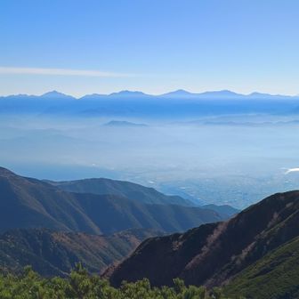 極楽平からの南ア方面。右手奥の富士山までくっきり。ガスナシで最高の眺望。