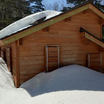 雪に埋もれるトイレ。