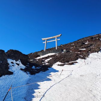 今シーズンたくさんの人々を見守ってくれていたお地蔵様は冬眠中❄いつもありがとう🤗
この先8.5合付近から最上部は　風強とズドン風のオンパレード　日没の洗礼風　久々にイイね！