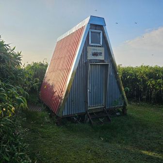 三ノ丸の避難小屋です。
氷ノ山って周辺の自治体がたくさん避難小屋を建てていて、いいなあ。比良山地にも少しは建ててほしい。