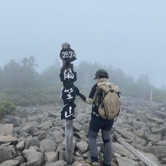 とうちゃこ編笠山。
なーんも見えんけどきくちゃんは初登頂😊
八ヶ岳全主稜線登頂おめでとう！！