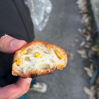 ポールを仕舞うのにザックを降ろしたタイミングで美味しいパンを頂く😋💓丁度小腹が空いてたので胃袋に沁みる～うんまぃ！ありがとう😭