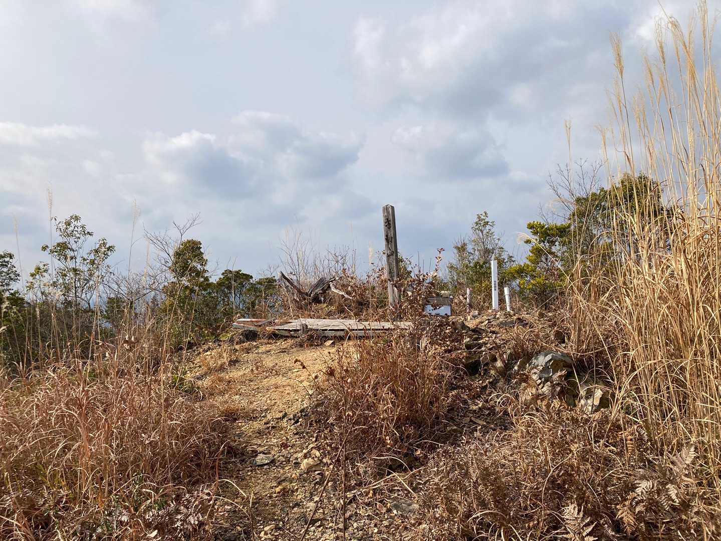 方面山山頂⛰
開けてます✨
山頂標示前の壊れた木材、元ベンチかな💦
