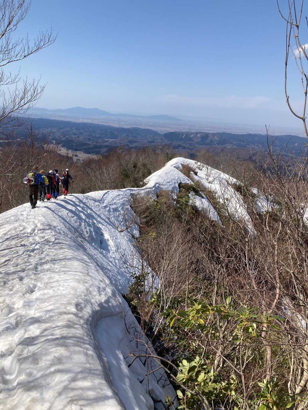 下ります。弥彦山と角田山も見えます。