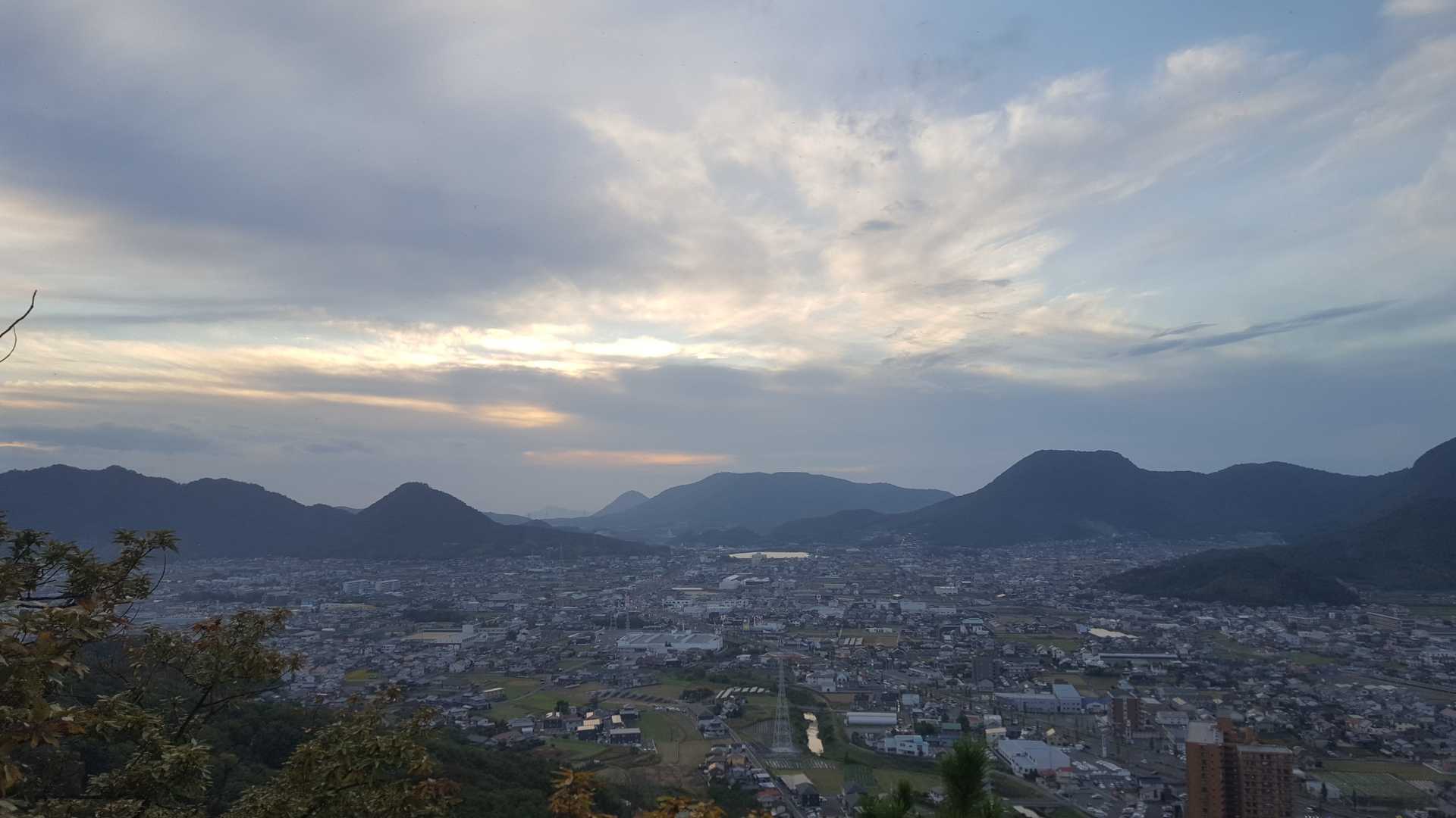 奥の方に飯野山