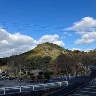 降りで見えた飯盛山⛰️
飯盛山は当然、茶碗にご飯を山盛りにしたような形をしている。
でなければ飯盛山を名乗る資格はないね