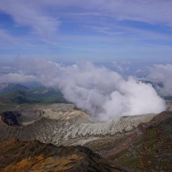 火口から煙が。
生きてる山だ！