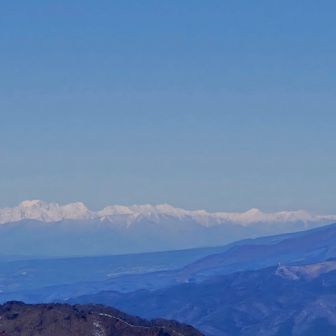 北アルプスの槍穂連峰も見える。