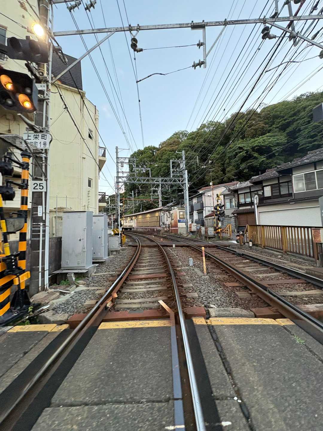 大津駅から歩いて数分、京阪『上栄町（かみさかえまち）』へ🚶‍♀️
この駅の裏手の道が登山口へと繋がっています😊